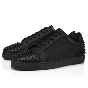 https://cdn.shopify.com/s/files/1/0914/8937/0495/files/1250208b026-1250208b026-main_image-ecommerce-christianlouboutin-seavaste2orlato-1250208_b026_j323_1_1200x1200_57a50c80-74cb-4461-be3a-05b3c3cf3efe.jpg?v=1745705034