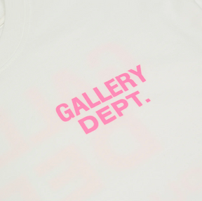Rosafarbene Galerie-Tee